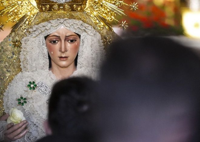 La imagen de la Esperanza Macarena reaparece en Sevilla rodeada de cientos de fieles tras su polémica restauración