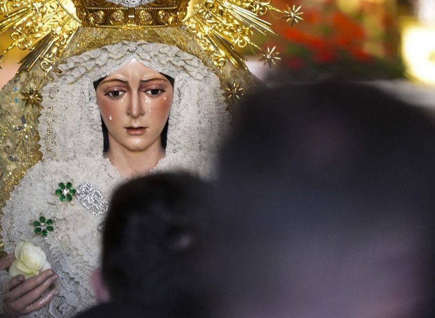 La imagen de la Esperanza Macarena reaparece en Sevilla rodeada de cientos de fieles tras su polémica restauración