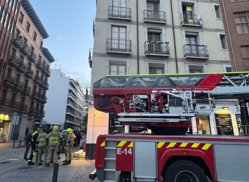 El Ayuntamiento de Zaragoza desaloja por riesgo «estructural» un edificio okupado en el centro en el que residían 10 menores