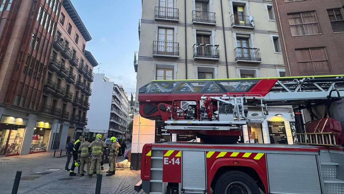 El Ayuntamiento de Zaragoza desaloja por riesgo «estructural» un edificio okupado en el centro en el que residían 10 menores