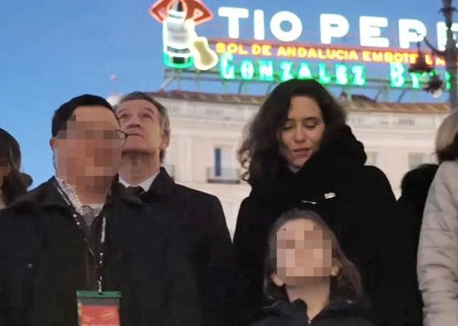 Ayuso y Feijóo bailan el pop cristiano de Hakuna en la Puerta del Sol de Madrid