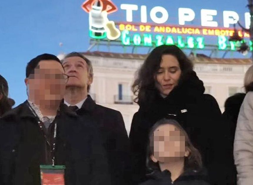 Ayuso y Feijóo bailan el pop cristiano de Hakuna en la Puerta del Sol de Madrid