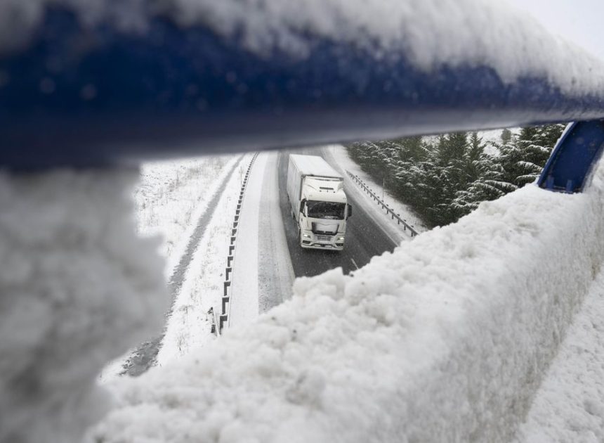 Once carreteras cortadas y casi 50 afectadas por el temporal de nieve y hielo