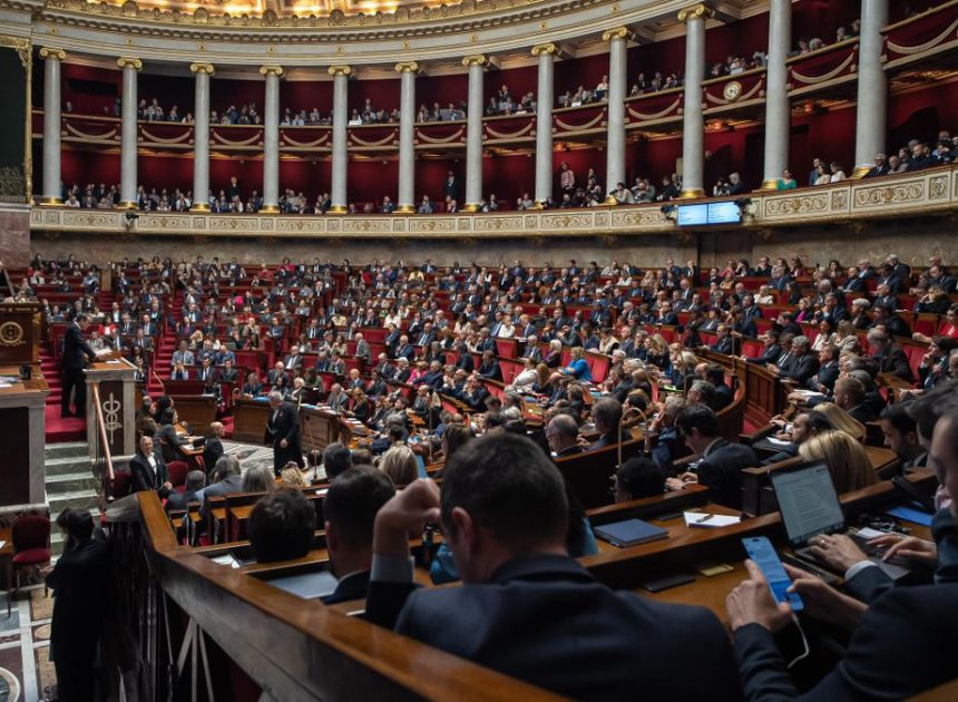 La Asamblea Nacional francesa aprueba la suspensión de la polémica reforma de las pensiones de Macron
