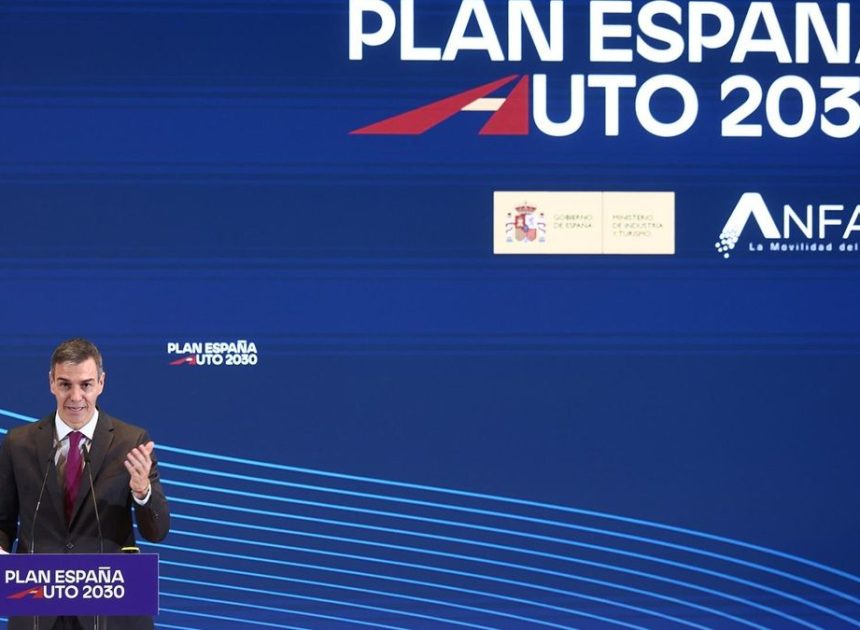 Sánchez anuncia 400 millones en ayudas para la compra de coches eléctricos y pide fabricar en España modelos baratos