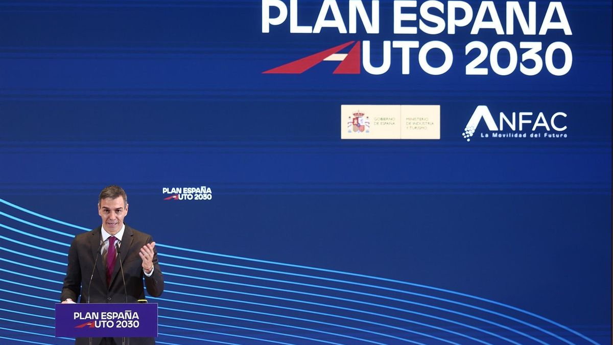 Sánchez anuncia 400 millones en ayudas para la compra de coches eléctricos y pide fabricar en España modelos baratos