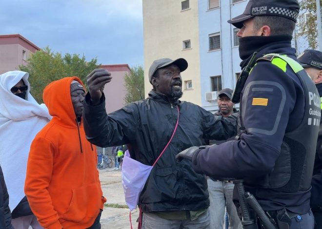 La Guardia Urbana de Badalona echa a los migrantes de la plaza donde habían acampado tras ser desalojados