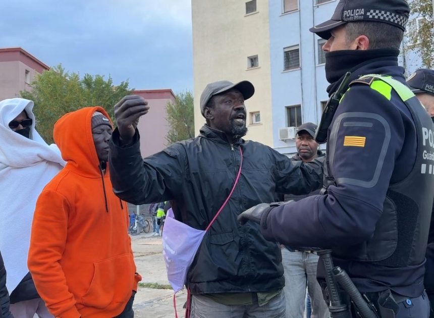 La Guardia Urbana de Badalona echa a los migrantes de la plaza donde habían acampado tras ser desalojados