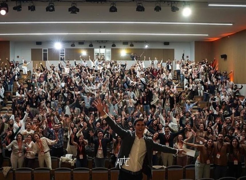 Viaje al fervor juvenil ultracatólico: redes sociales, ‘tradwives’ y la nueva ola pop-mística