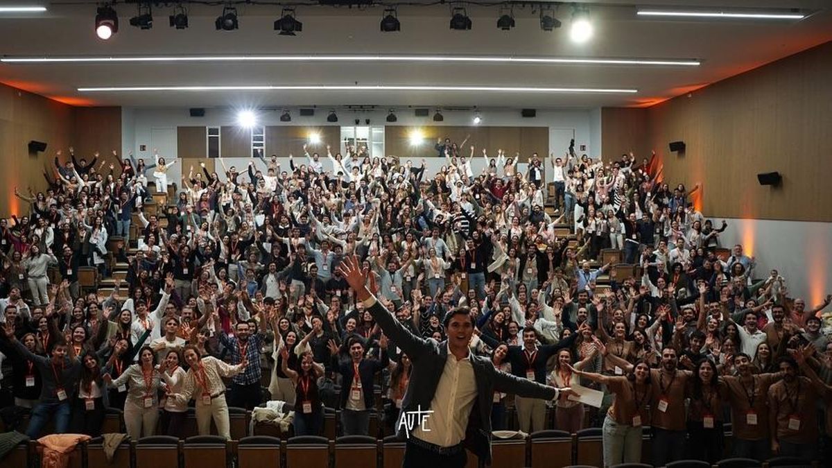 Viaje al fervor juvenil ultracatólico: redes sociales, ‘tradwives’ y la nueva ola pop-mística