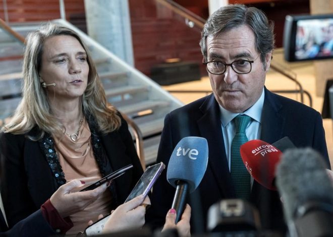 La CEOE propone una subida del SMI del 1,5% para 2026, 18 euros más al mes, con tributación en el IRPF