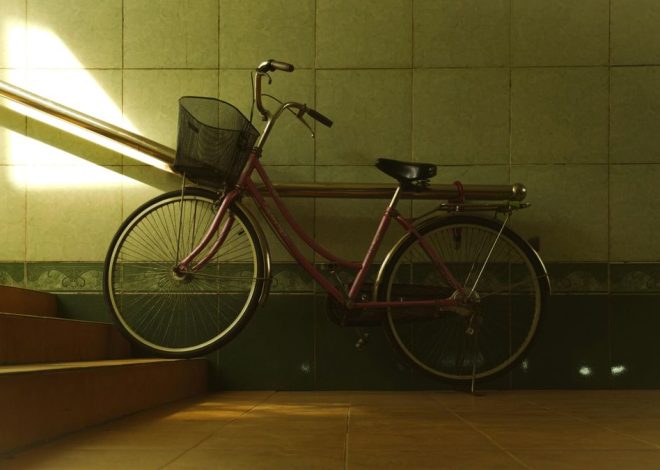 Qué hacer si un vecino ha vuelto a dejar la bici en el rellano, según una abogada: «Se recomienda buscar soluciones acordadas»