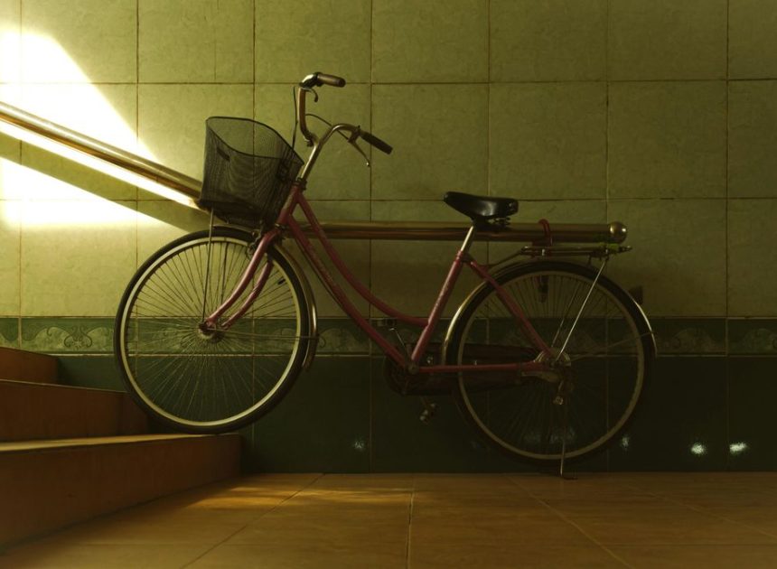 Qué hacer si un vecino ha vuelto a dejar la bici en el rellano, según una abogada: «Se recomienda buscar soluciones acordadas»