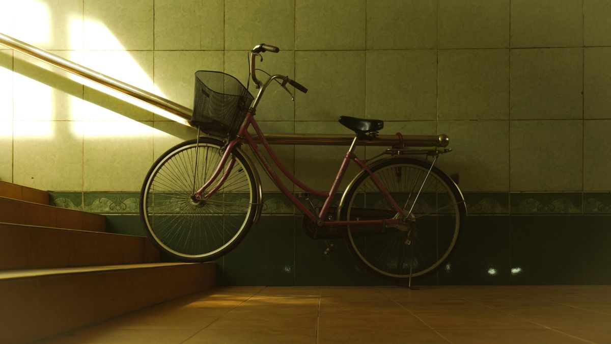 Qué hacer si un vecino ha vuelto a dejar la bici en el rellano, según una abogada: «Se recomienda buscar soluciones acordadas»