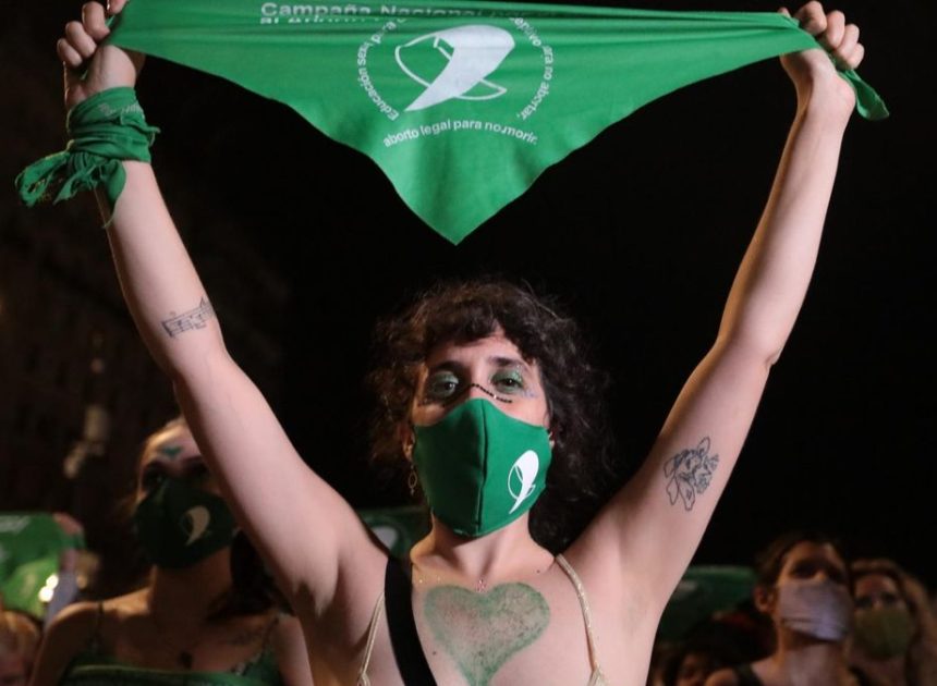 Los recortes de Milei ponen en peligro el derecho al aborto cinco años después de la legalización