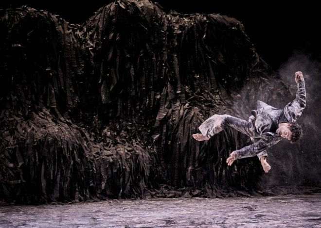 La compañía Baro d’evel se enfrenta a la catástrofe ecológica y el fascismo con un canto de libertad en ‘Qui som?’