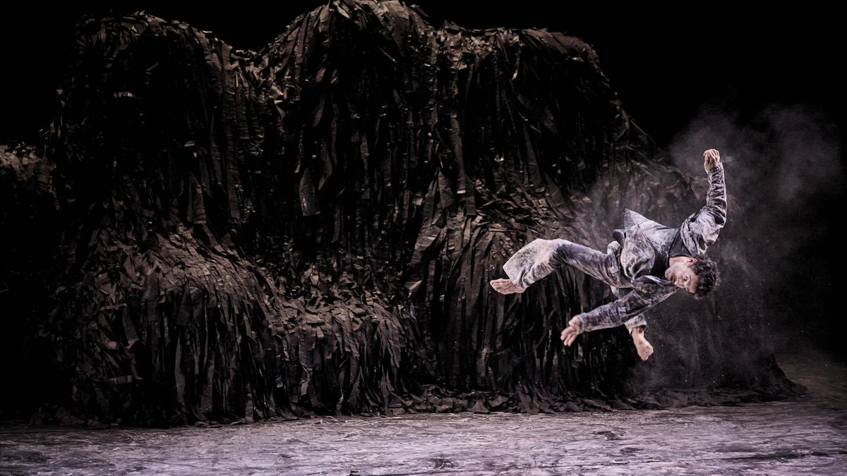 La compañía Baro d’evel se enfrenta a la catástrofe ecológica y el fascismo con un canto de libertad en ‘Qui som?’