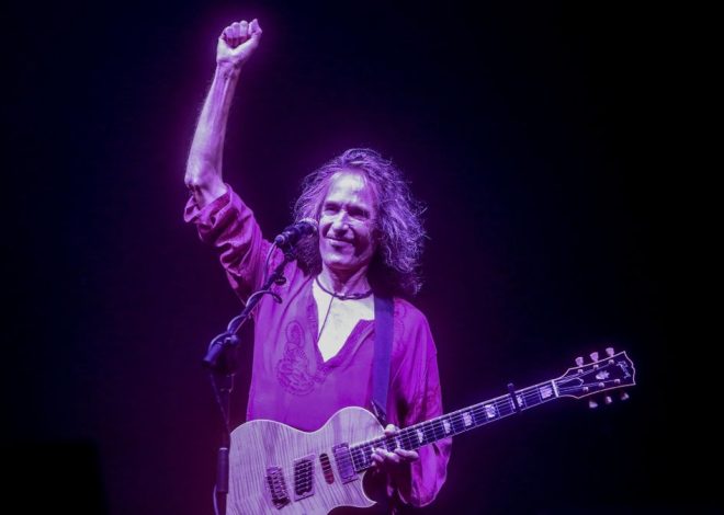 «Se nos va la banda sonora de toda una generación»: la política y la cultura lloran la muerte de Robe Iniesta