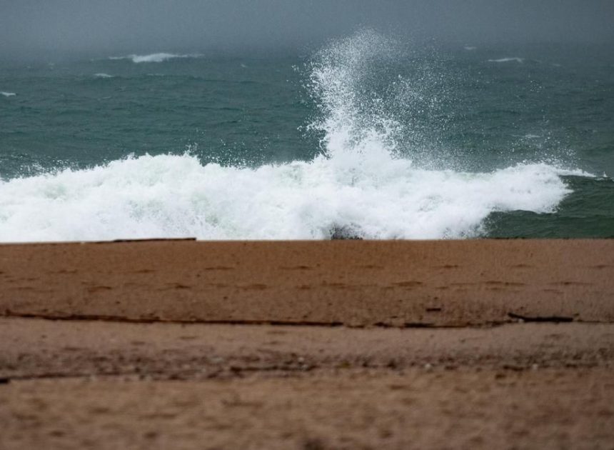 Rescatado un hombre que practicaba windsurf en Barcelona durante el temporal