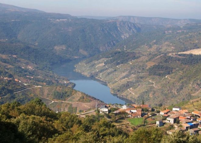 La pequeña aldea gallega de 40 habitantes, rodeada de viñedos y con unas vistas espectaculares sobre el Cañón del Sil