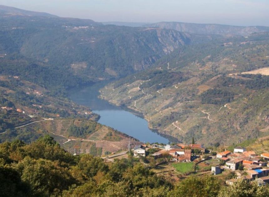 La pequeña aldea gallega de 40 habitantes, rodeada de viñedos y con unas vistas espectaculares sobre el Cañón del Sil