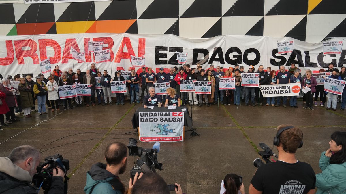 Los críticos contra el Guggenheim de Urdaibai: «27 millones de dinero público que se han tirado a la basura»