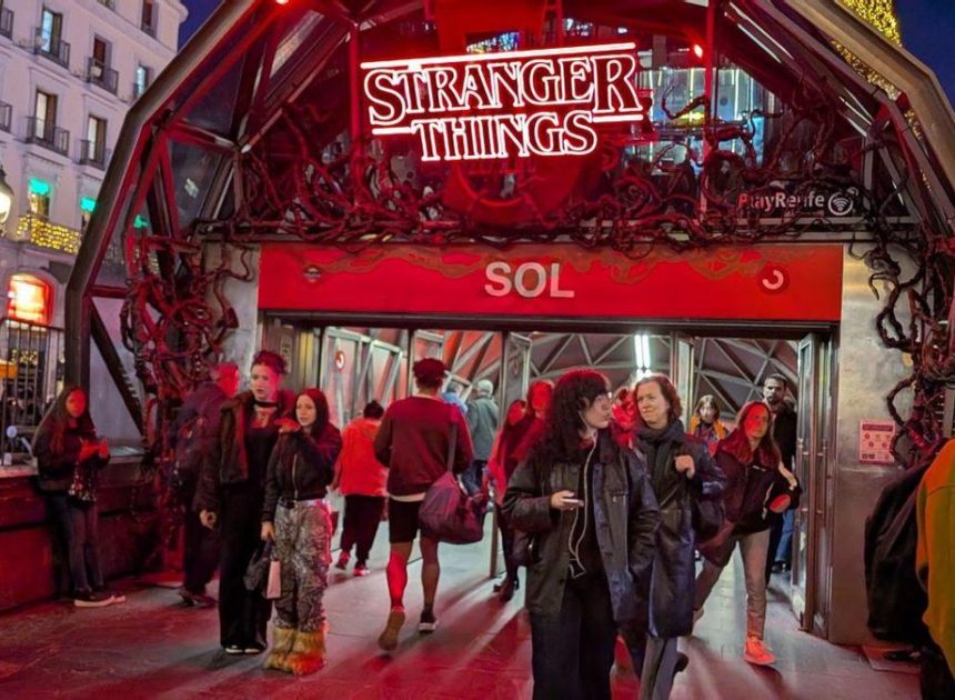 Los esperpentos de la ballena de Sol: el negocio publicitario que transforma el ‘Kilómetro 0’ de Madrid en un anuncio