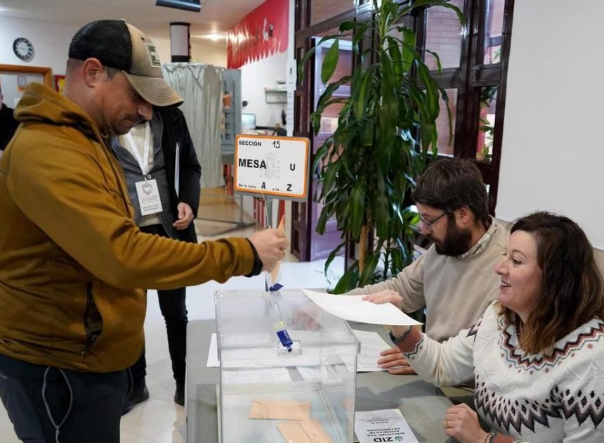Primer dato de participación de la jornada electoral en Extremadura: a las 11 de la mañana ha votado el 8,8%