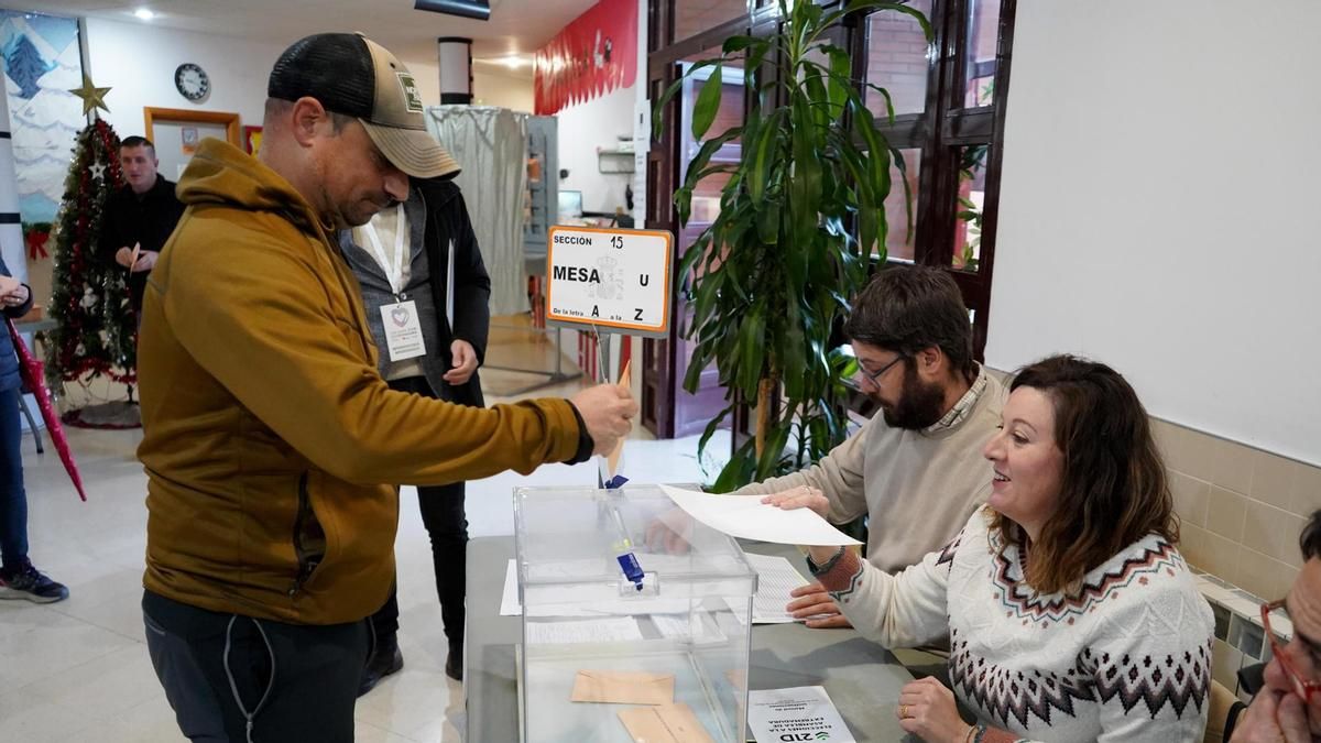 Primer dato de participación de la jornada electoral en Extremadura: a las 11 de la mañana ha votado el 8,8%
