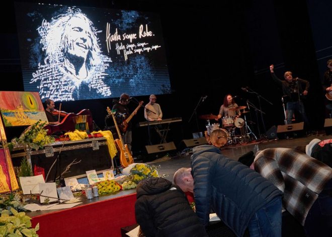 Miles de personas despiden a Robe en un sentido homenaje en Extremadura: «Hasta siempre, siempre, siempre»
