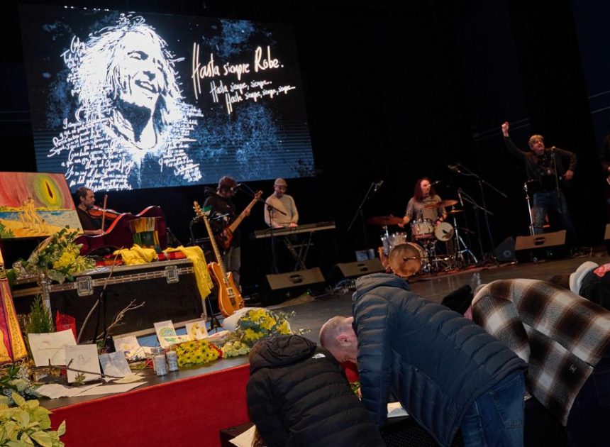 Miles de personas despiden a Robe en un sentido homenaje en Extremadura: «Hasta siempre, siempre, siempre»