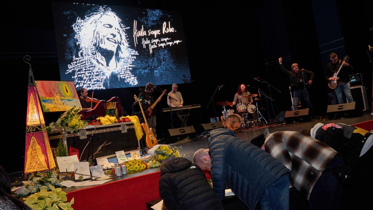 Miles de personas despiden a Robe en un sentido homenaje en Extremadura: «Hasta siempre, siempre, siempre»