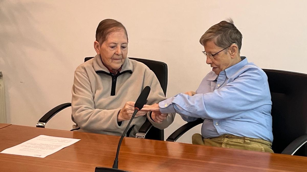 Carmen y Begoña se dan el ‘sí, quiero’: su amor surgido en una residencia de personas mayores culmina en boda