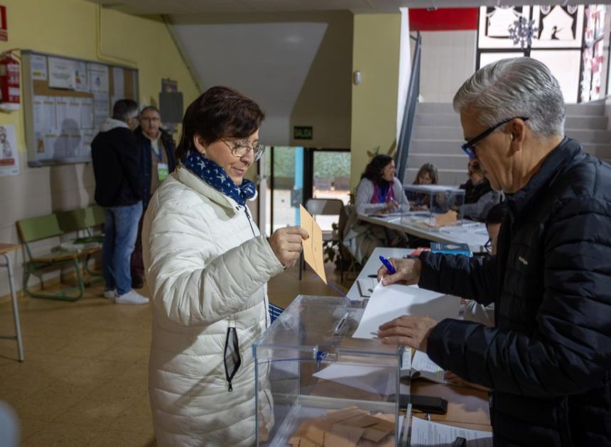 La participación baja casi seis puntos hasta el 35,7% en las elecciones de Extremadura a las 14.00 horas