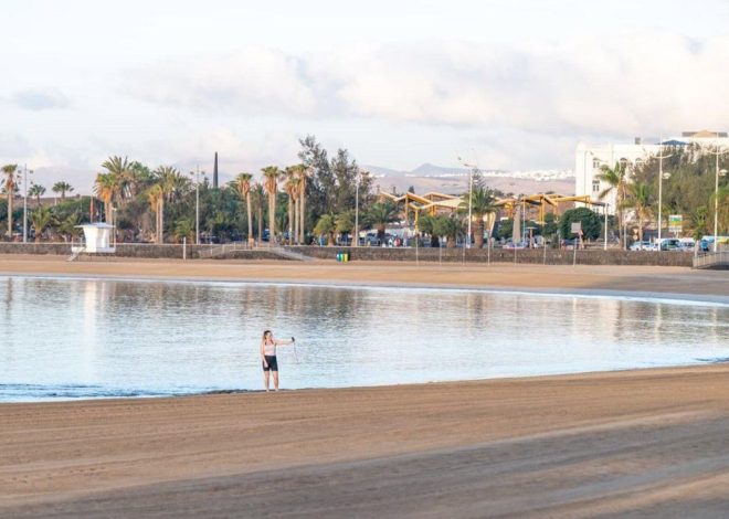 La principal playa urbana de Lanzarote, cerrada más de un mes por vertidos fecales y sin solución a la vista