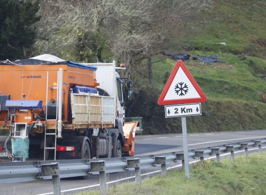 Doce carreteras cortadas y otras 20 afectadas por el temporal de nieve y hielo