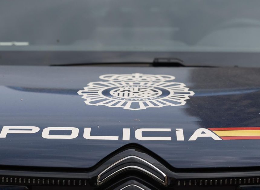 Muere una mujer tras precipitarse desde un décimo piso con sus dos hijos de 3 años, ambos muy graves