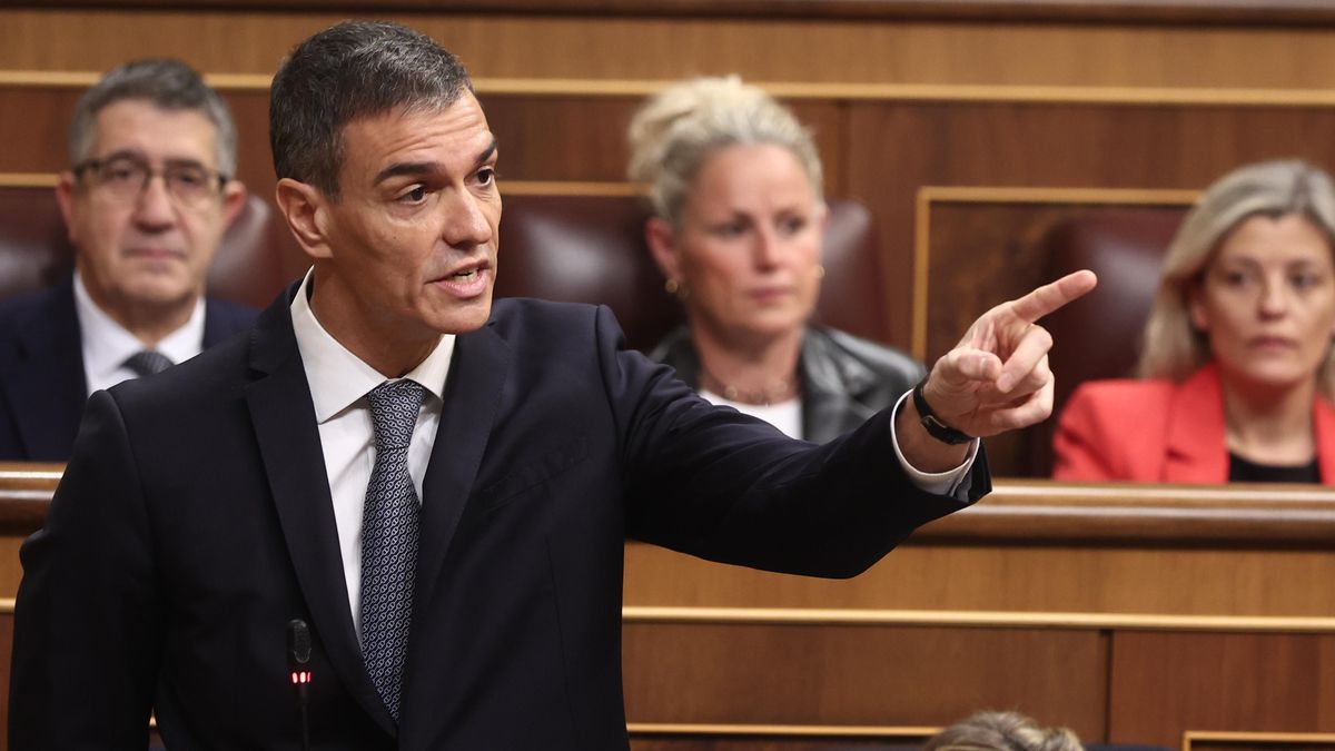 Feijóo acusa a Sánchez de «no ser mejor que Koldo, Ábalos y Salazar» y el presidente asegura «asumir» los errores