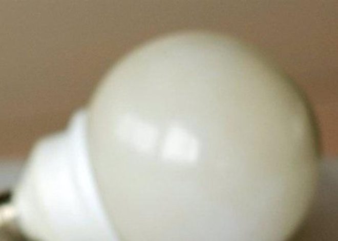 El Gobierno prevé una bajada de la luz en 2026 pese a la subida de la parte regulada del recibo