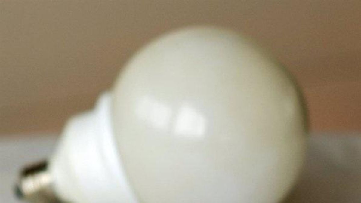 El Gobierno prevé una bajada de la luz en 2026 pese a la subida de la parte regulada del recibo