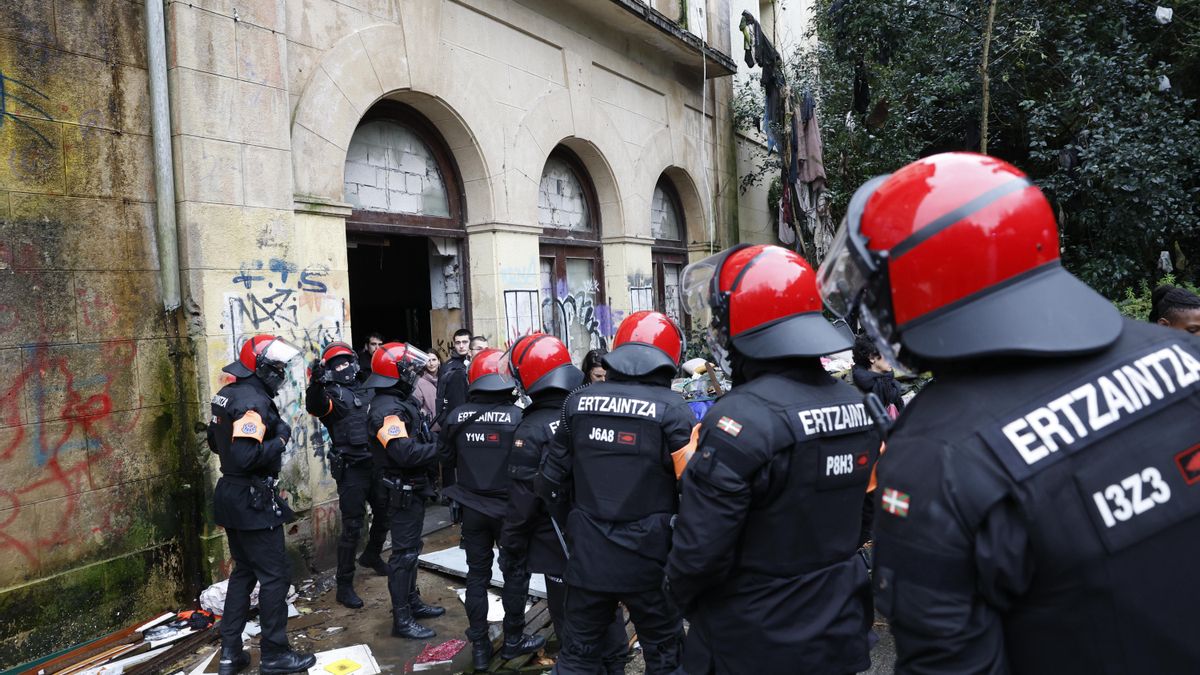 111 personas desalojadas de un instituto abandonado en Donostia buscan techo: «La ley de Extranjería les deja en la calle»
