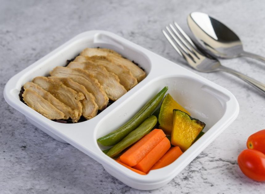 ¿Cómo de seguro es recalentar comida en envases “aptos para microondas”?