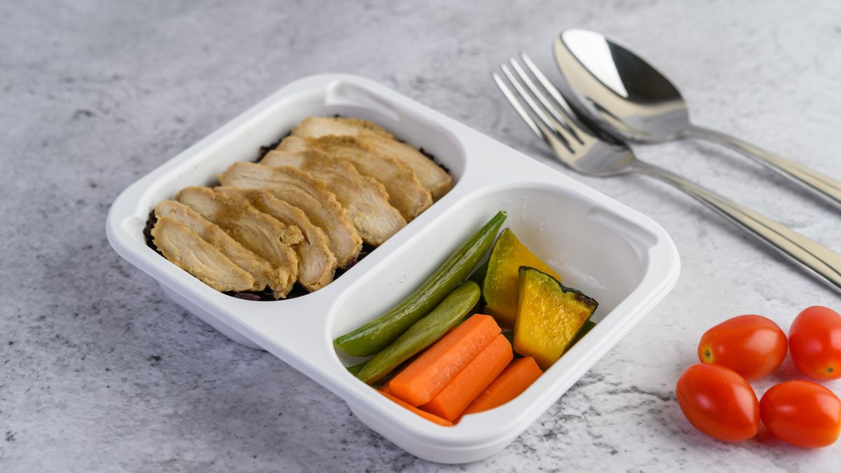 ¿Cómo de seguro es recalentar comida en envases “aptos para microondas”?