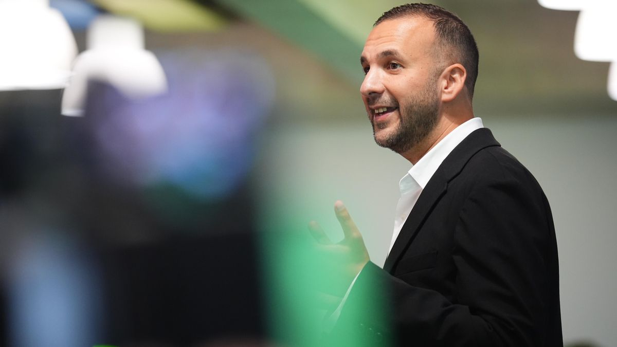 Todos corremos. Demasiado. Y Zack Polanski lo ha captado a la perfección