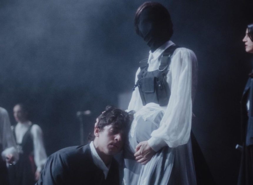 La Veronal convierte la oscuridad de ‘La muerte y la primavera’ de Mercé Rodoreda en una danza surrealista y gótica