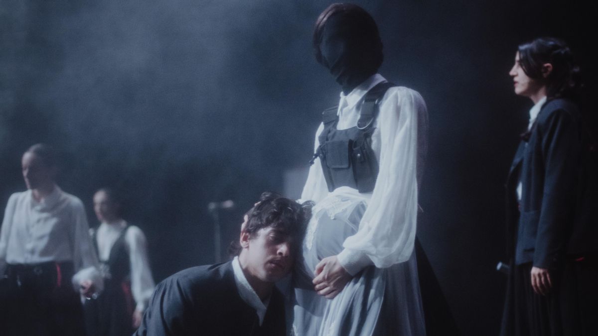 La Veronal convierte la oscuridad de ‘La muerte y la primavera’ de Mercé Rodoreda en una danza surrealista y gótica