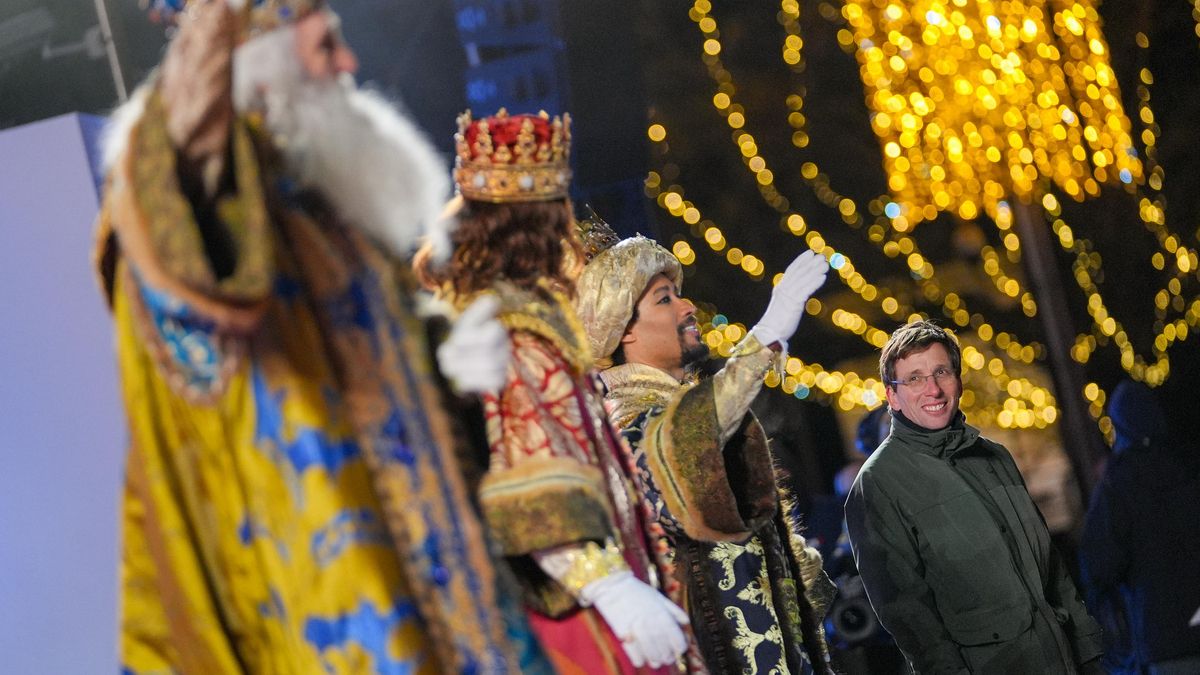 Almeida defiende el ‘blackface’ de Juanma Moreno y confiesa que siente «muchísima envidia» por encarnar a Baltasar