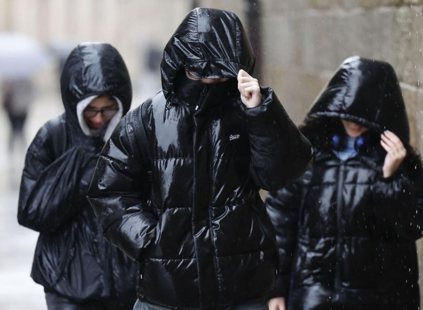 La semana arranca con más lluvia en casi toda España y avisos en 13 comunidades