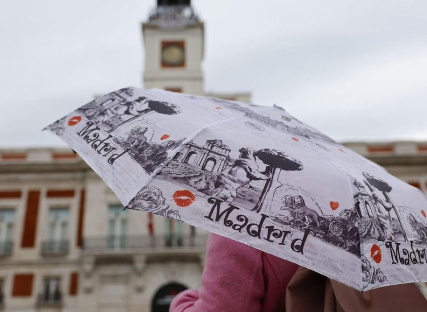 Tiempo inestable de más a menos en Madrid: aviso amarillo en la Sierra el sábado por viento fuerte y nieve