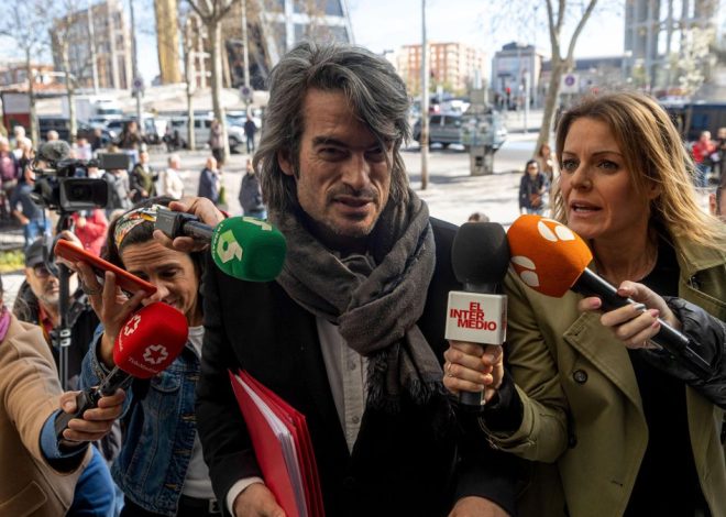 Carlos Mur lamentó en un correo que las residencias no estaban medicalizadas días después de que Ayuso dijera que sí